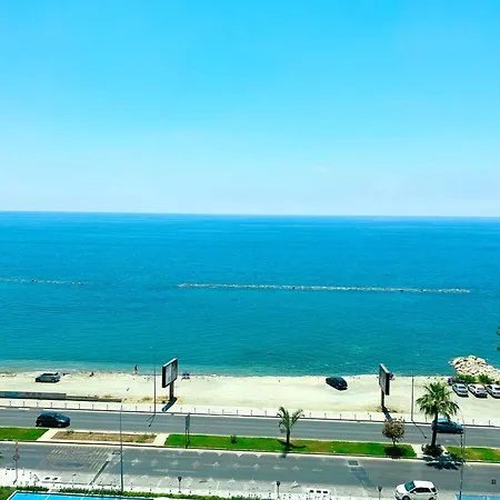 Del Mar Beachfront 3 Bedroom 'c' アパート リマソール
