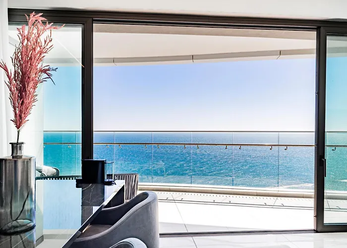 Del Mar Beachfront 3 Bedroom 'c' アパート リマソール